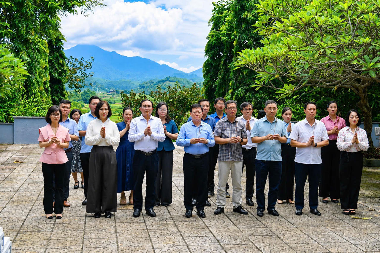 Đo&agrave;n Đại biểu bộ Tư ph&aacute;p c&ugrave;ng d&acirc;ng hương tại Khu Di t&iacute;ch Bộ Tư ph&aacute;p. Ảnh: Ngọc Ph&uacute;c