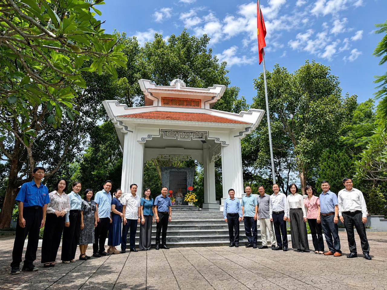 Chuyến về nguồn l&agrave; dịp để c&aacute;c c&aacute;n bộ, c&ocirc;ng chức, vi&ecirc;n chức tri &acirc;n c&aacute;c thế hệ đi trước, tiếp nối truyền thống v&agrave; hun đ&uacute;c tr&aacute;ch nhiệm của c&aacute;n bộ ng&agrave;nh Tư ph&aacute;p h&ocirc;m nay. Ảnh: Ngọc Ph&uacute;c