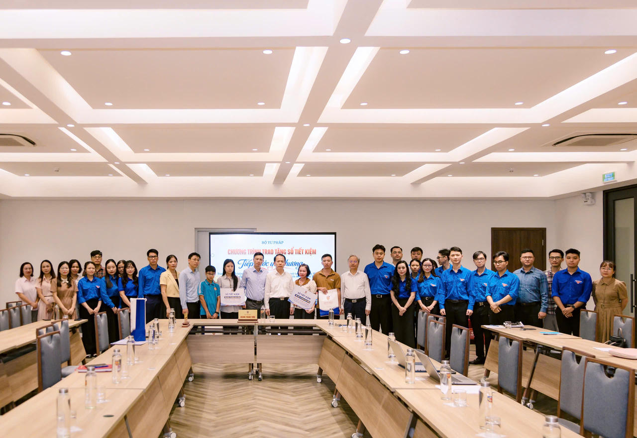 Bộ trưởng Ho&agrave;ng Thanh T&ugrave;ng, Ph&oacute; B&iacute; Thư chuy&ecirc;n tr&aacute;ch Đảng uỷ Bộ Nguyễn Quang Th&aacute;i chụp ảnh lưu niệm c&ugrave;ng c&aacute;c gia đ&igrave;nh c&ocirc;ng chức, vi&ecirc;n chức thuộc Bộ c&oacute; ho&agrave;n cảnh đặc biệt.
