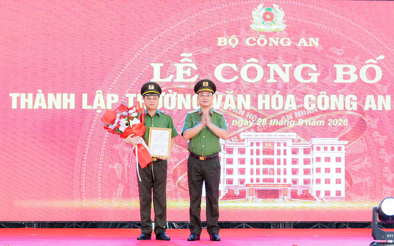 Thứ trưởng Bộ C&ocirc;ng an Phạm Thế T&ugrave;ng trao Quyết định bổ sung Trường Văn h&oacute;a CAND VI v&agrave;o tổ chức bộ m&aacute;y của C&ocirc;ng an tỉnh Nghệ An (ảnh C&ocirc;ng an cung cấp)