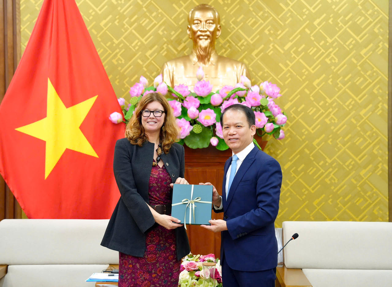 Bộ trưởng Ho&agrave;ng Thanh T&ugrave;ng tặng qu&agrave; lưu niệm cho b&agrave; Silvia Danailov.