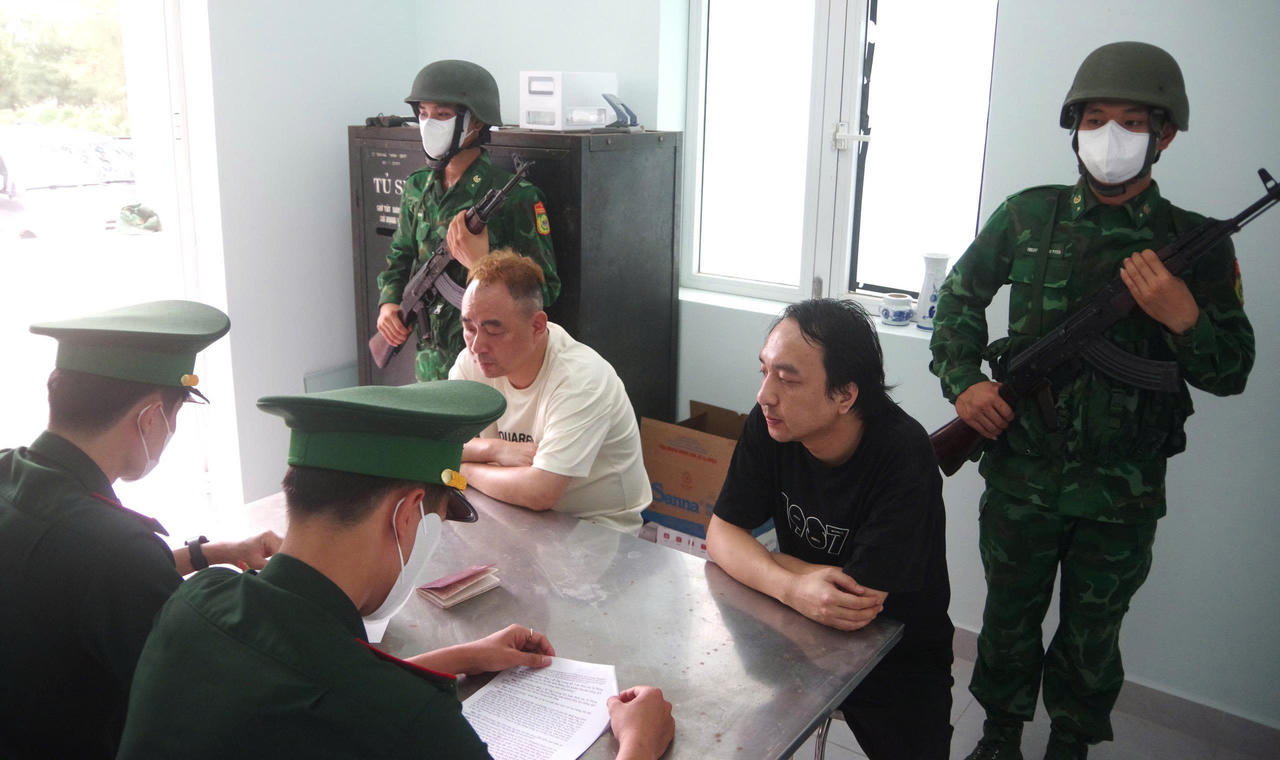 Lực lượng chức năng l&agrave;m việc với c&aacute;c đối tượng. Ảnh: BĐBP