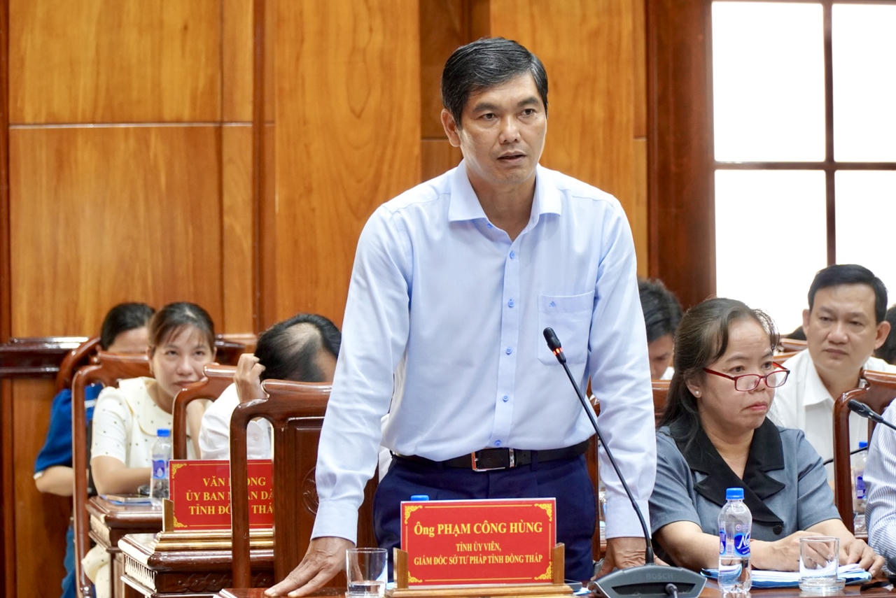 Gi&aacute;m đốc Sở Tư ph&aacute;p Phạm C&ocirc;ng H&ugrave;ng b&aacute;o c&aacute;o trước Đo&agrave;n C&ocirc;ng t&aacute;c Bộ Tư ph&aacute;p. Ảnh: Kim Ng&acirc;n.