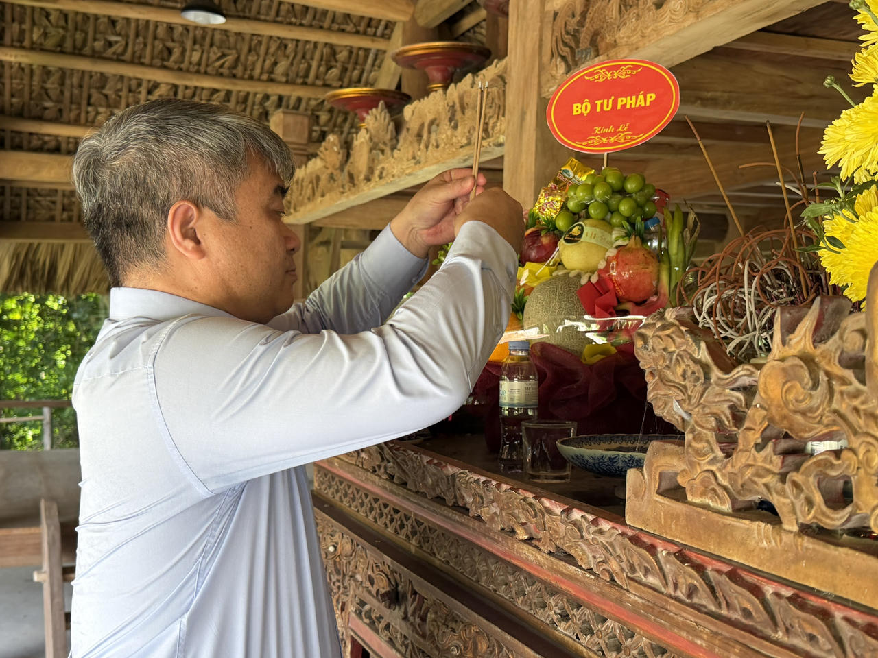 Thứ trưởng Nguyễn Thanh T&uacute; d&acirc;ng hương (Ảnh Ngọc Ph&uacute;c)