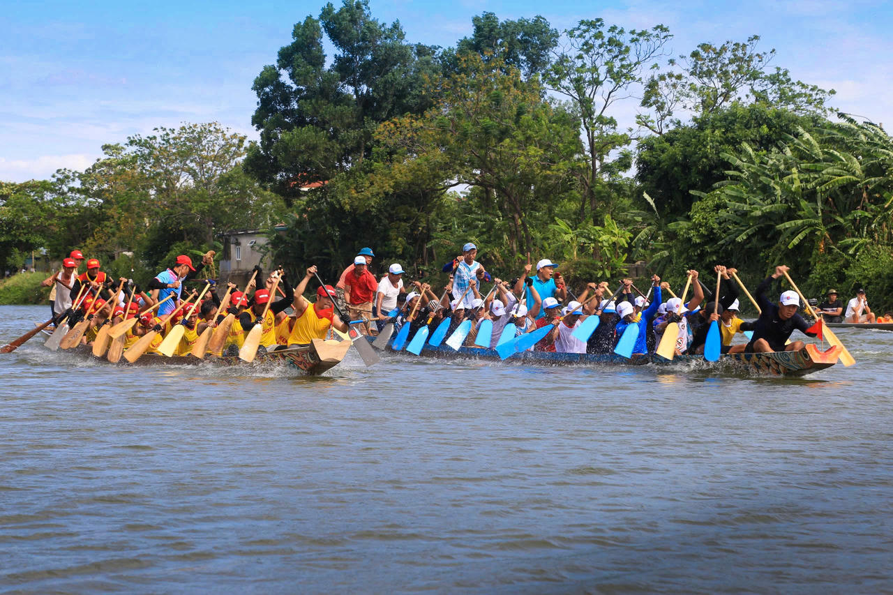 Lễ hội đua, bơi thuyền tr&ecirc;n s&ocirc;ng Kiến Giang l&agrave; hoạt động văn h&oacute;a đặc sắc, được tổ chức thường ni&ecirc;n v&agrave;o dịp C&aacute;ch mạng th&aacute;ng T&aacute;m v&agrave; Quốc kh&aacute;nh 2/9 (Ảnh: Trần Tuyền)