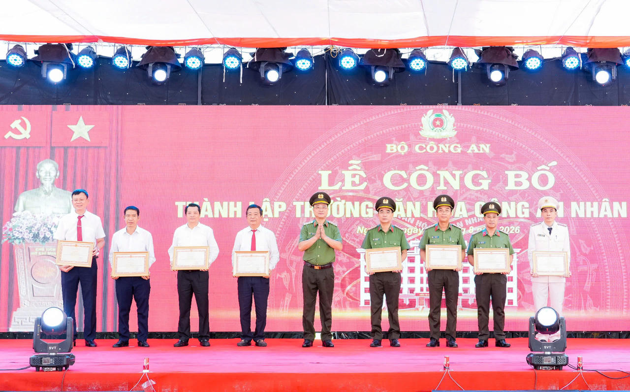 Thứ trưởng Bộ C&ocirc;ng an Phạm Thế T&ugrave;ng trao tặng Bằng khen cho 3 tập thể v&agrave; 5 c&aacute; nh&acirc;n v&igrave; đ&atilde; c&oacute; th&agrave;nh t&iacute;ch xuất sắc trong việc th&agrave;nh lập Trường Văn h&oacute;a CAND VI (ảnh C&ocirc;ng an cung cấp)
