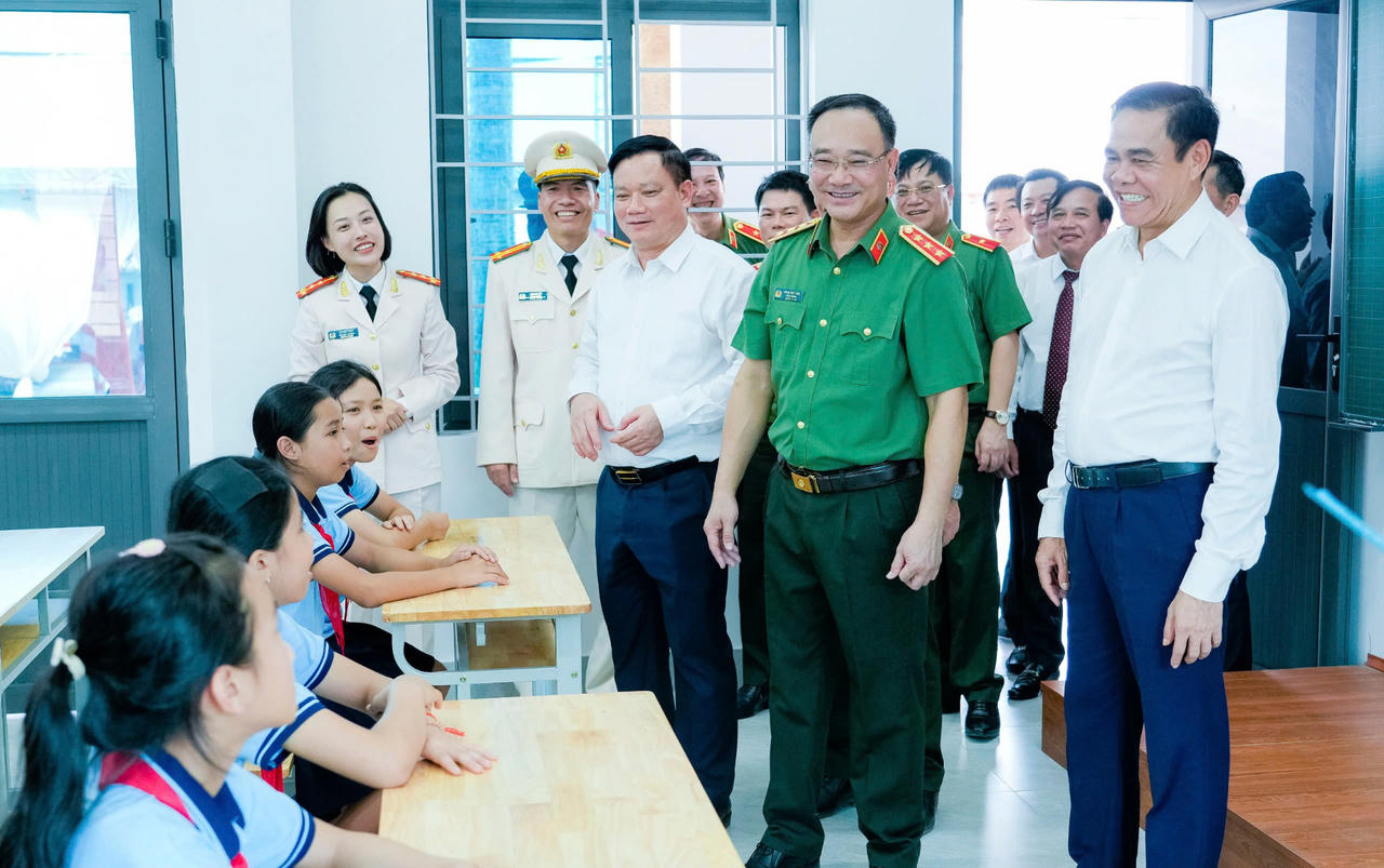 C&aacute;c đại biểu tham quan Trường Văn h&oacute;a CAND VI (ảnh C&ocirc;ng an cung cấp)