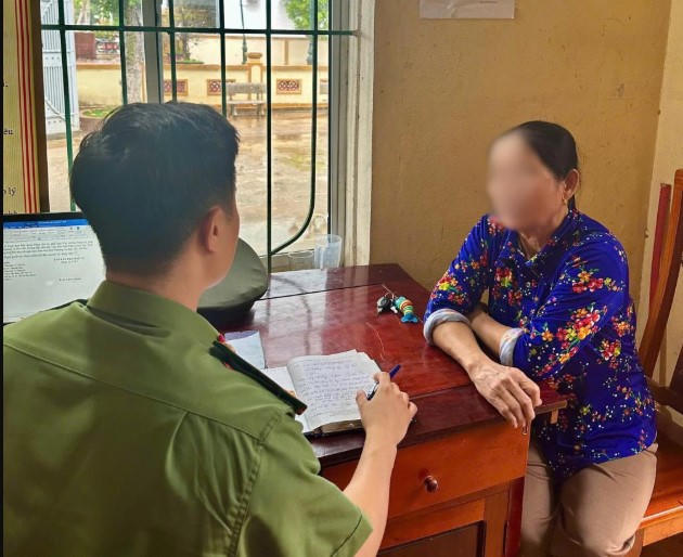 C&ocirc;ng an giải th&iacute;ch cho b&agrave; S nhận diện thủ đoạn của c&aacute;c đối tượng lừa đảo v&agrave; kịp thời dừng giao dịch. Ảnh: CAHT