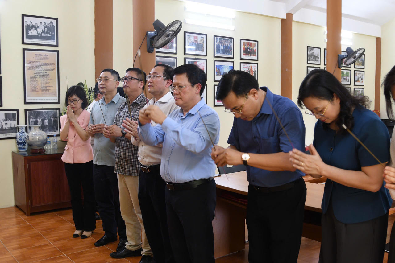 Đo&agrave;n đại biểu Bộ Tư ph&aacute;p d&acirc;ng hương tưởng niệm Chủ tịch Hồ Ch&iacute; Minh tại Nh&agrave; tưởng niệm Khu Di t&iacute;ch.Ảnh: Ngọc Ph&uacute;c