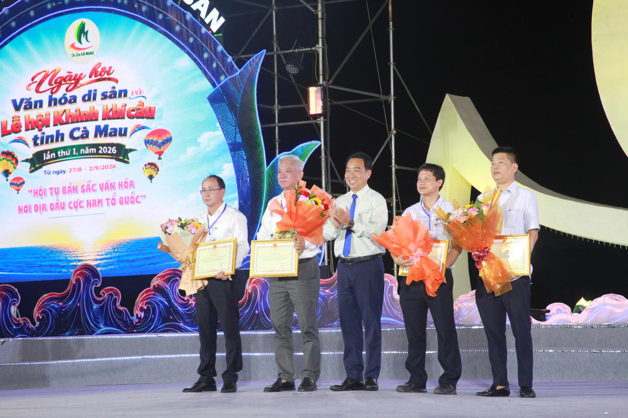 &Ocirc;ng Lữ Quang Ngời trao Bằng khen tặng c&aacute;c đơn vị tham gia &ldquo;Kh&ocirc;ng gian trưng b&agrave;y c&aacute;c miền di sản Việt Nam&rdquo; (Ảnh: T.N).