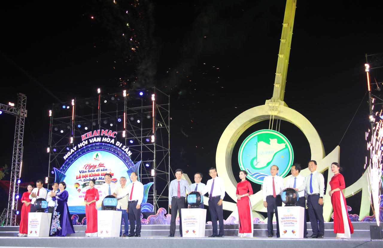 L&atilde;nh đạo, nguy&ecirc;n l&atilde;nh đạo Trung ương v&agrave; l&atilde;nh đạo tỉnh C&agrave; Mau thực hiện nghi thức khai mạc Ng&agrave;y hội Văn h&oacute;a di sản v&agrave; Lễ hội Khinh kh&iacute; cầu tỉnh C&agrave; Mau lần thứ I năm 2026 (Ảnh: T.N).