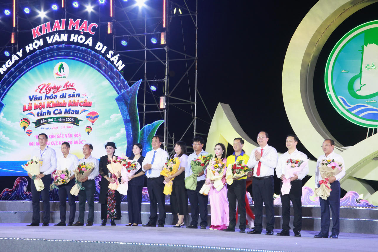 &Ocirc;ng Nguyễn Hồ Hải - Ủy vi&ecirc;n BCH TW Đảng, B&iacute; thư Tỉnh ủy, Trưởng Đo&agrave;n đại biểu Quốc hội tỉnh C&agrave; Mau (b&ecirc;n phải) v&agrave; &ocirc;ng Huỳnh Quốc Việt - Ph&oacute; B&iacute; thư Thường trực Tỉnh ủy C&agrave; Mau, tặng hoa, thư cảm ơn c&aacute;c đơn vị t&agrave;i trợ (Ảnh: T.N).