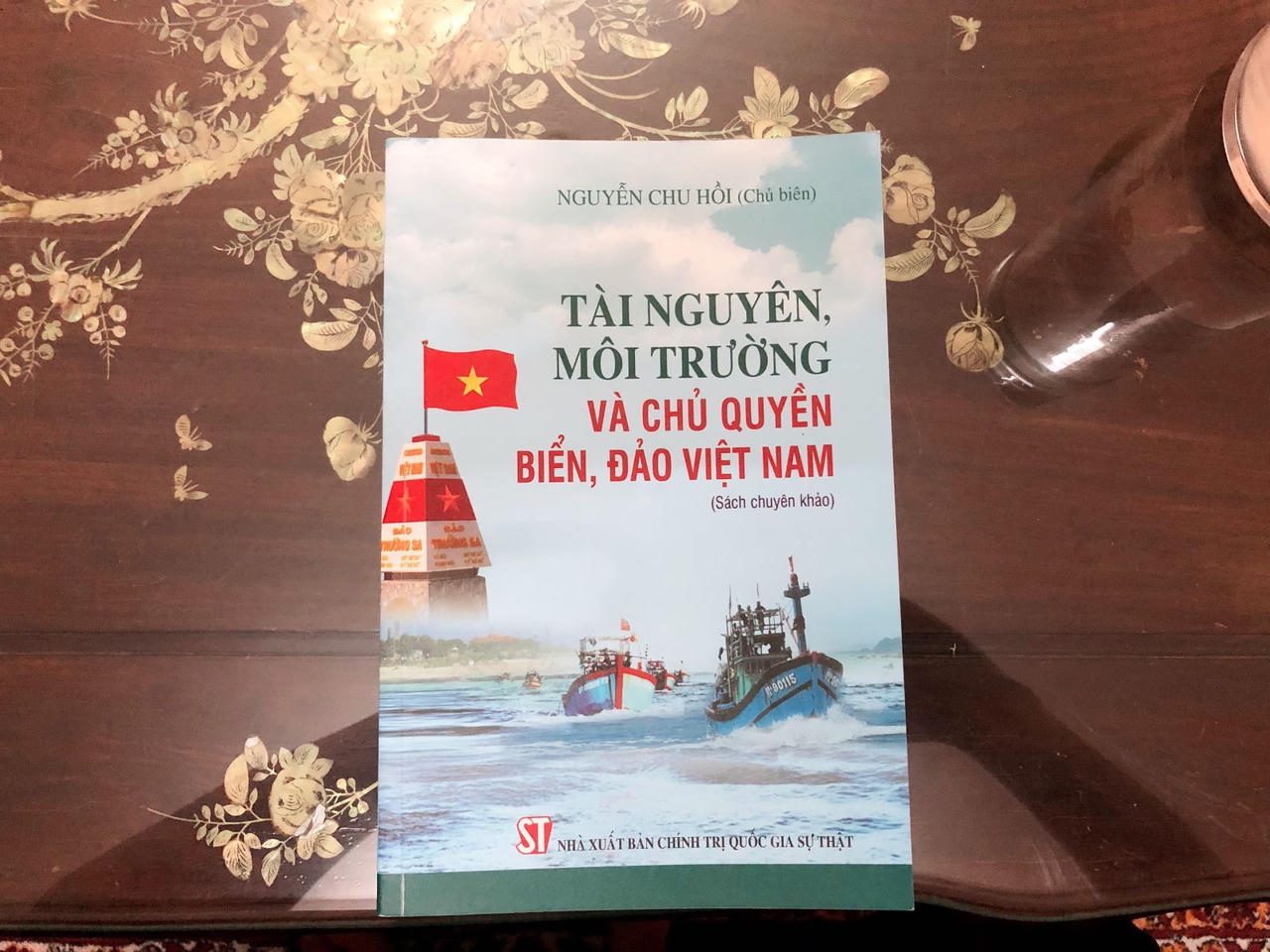 Cuốn s&aacute;ch &ldquo;T&agrave;i nguy&ecirc;n M&ocirc;i trường v&agrave; Chủ quyền Biển, Đảo Việt Nam&rdquo; - một trong những c&ocirc;ng tr&igrave;nh chứa đựng nhiều t&acirc;m huyết của PGS.TS Nguyễn Chu Hồi. (Ảnh: VNHN)