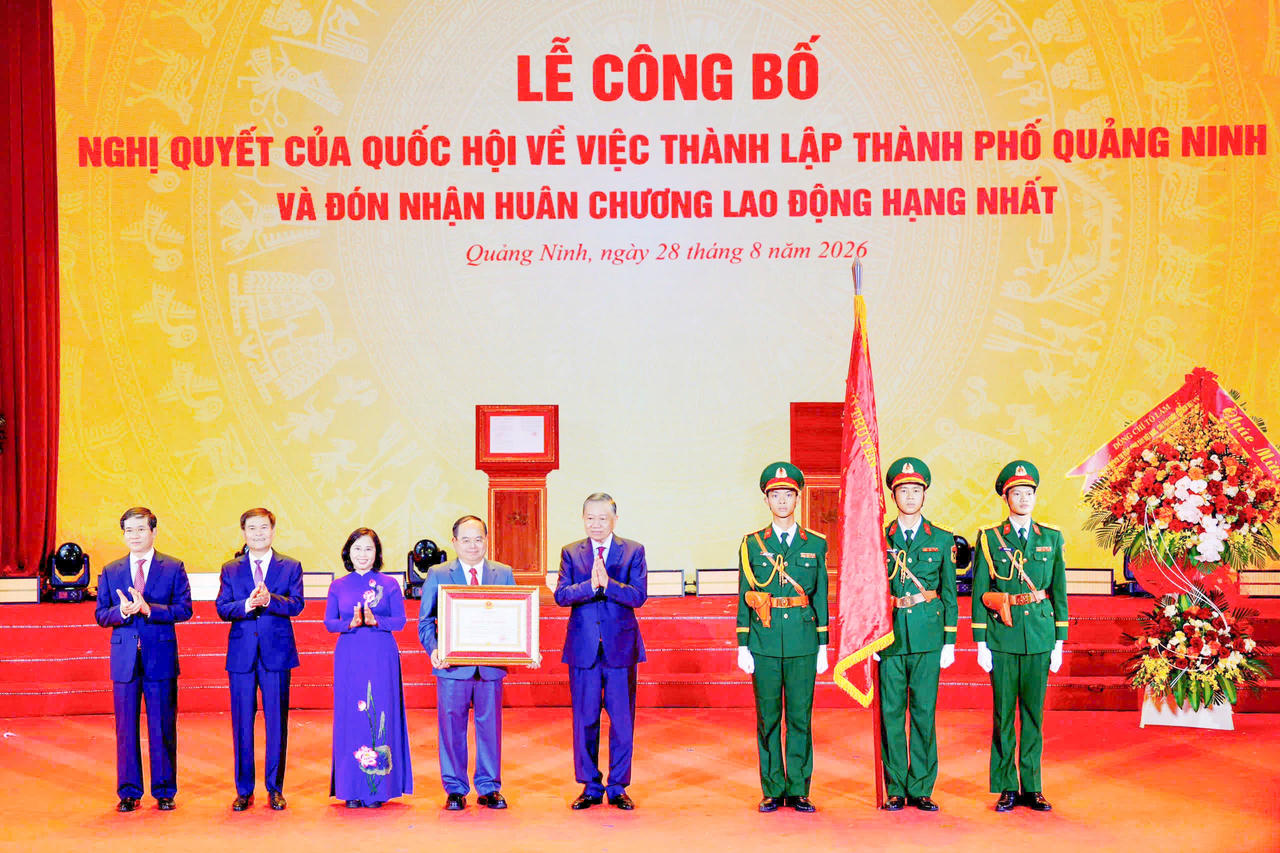 Tổng B&iacute; thư, Chủ tịch nước T&ocirc; L&acirc;m trao Hu&acirc;n chương Lao động hạng Nhất cho Đảng bộ, ch&iacute;nh quyền v&agrave; nh&acirc;n d&acirc;n th&agrave;nh phố Quảng Ninh. (Ảnh: Sở Văn h&oacute;a, Thể thao v&agrave; Du lịch Quảng Ninh cung cấp)