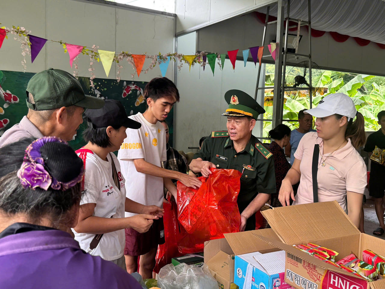 C&aacute;n bộ, chiến sĩ Đồn Bi&ecirc;n ph&ograve;ng C&aacute;t B&agrave; trao qu&agrave; hỗ trợ người d&acirc;n th&ocirc;n Gia Luận bị ảnh hưởng bởi ngập lụt. (ảnh Nguyễn Kh&aacute;nh)