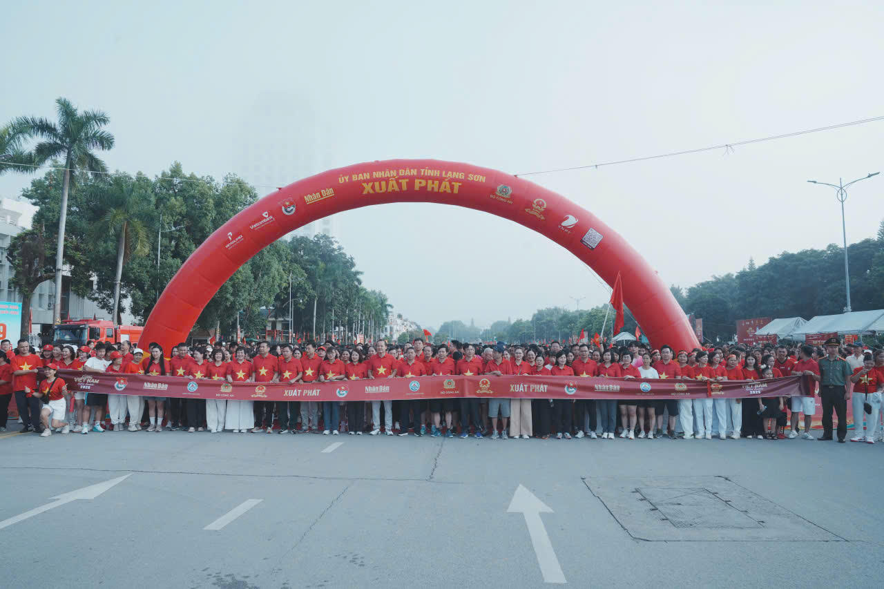Đ&ocirc;ng đảo c&aacute;n bộ, người d&acirc;n tham gia sự kiện tại Lạng Sơn. Ảnh: LS