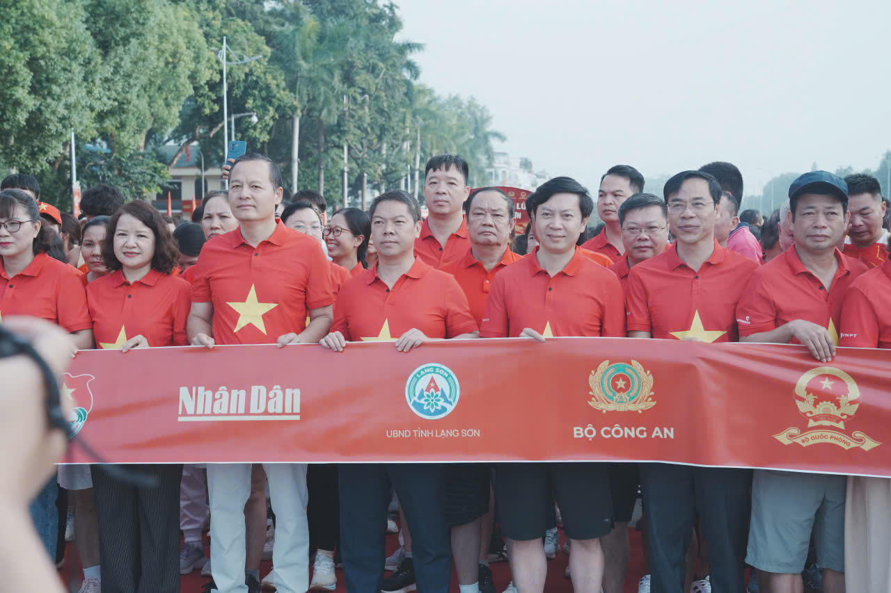 H&agrave;ng vạn người tham gia đi bộ tại sự kiện &ldquo;C&ugrave;ng Việt Nam tiến bước&rdquo;