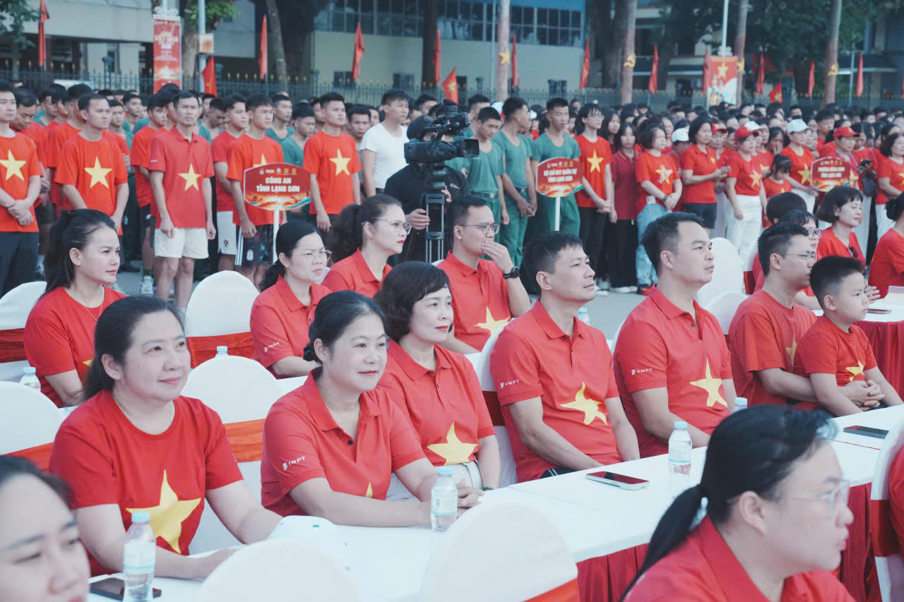 Nhiều người mặc &aacute;o m&agrave;u đỏ, c&oacute; h&igrave;nh ng&ocirc;i sao của cờ Tổ quốc. Ảnh: LS