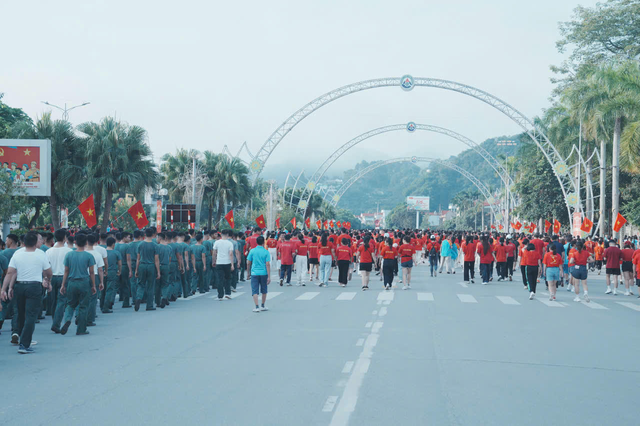 Chương tr&igrave;nh đi bộ diễn ra trong kh&ocirc;ng kh&iacute; vui tươi, phấn khởi.  Ảnh: LS