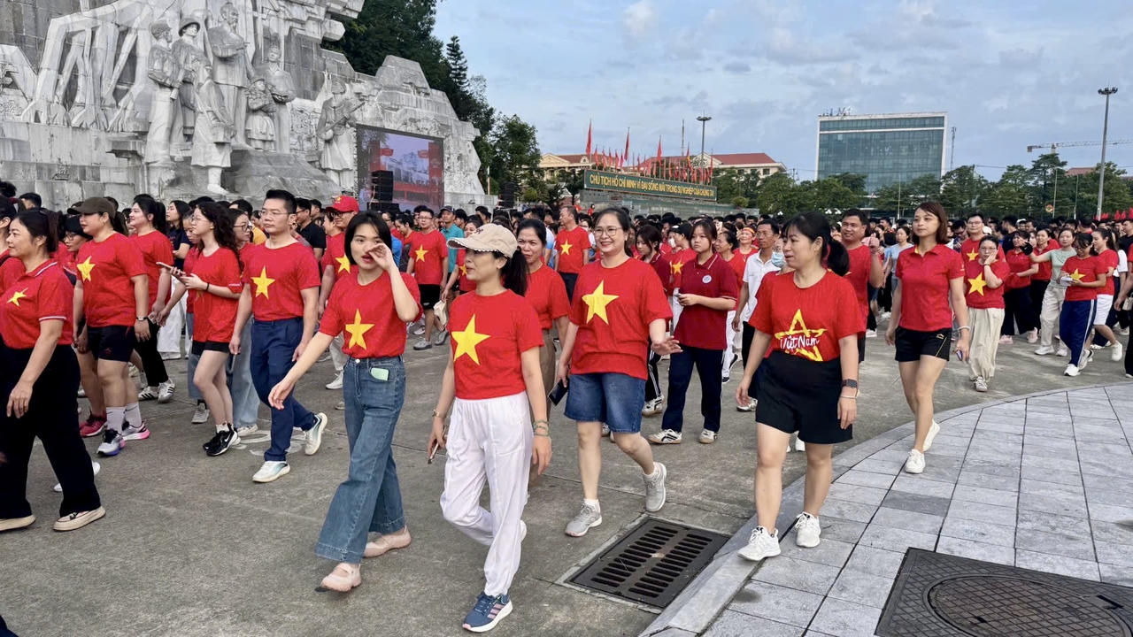 Người d&acirc;n tham gia chương tr&igrave;nh tại khu vực phường Minh Xu&acirc;n (Ảnh: CTV)