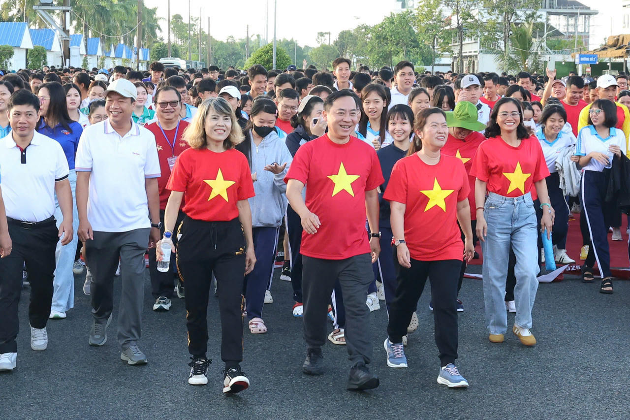 L&atilde;nh đạo TP Cần Thơ c&ugrave;ng c&aacute;c Sở, ban ng&agrave;nh tham gia đi bộ (Ảnh: Đ&igrave;nh Thương)
