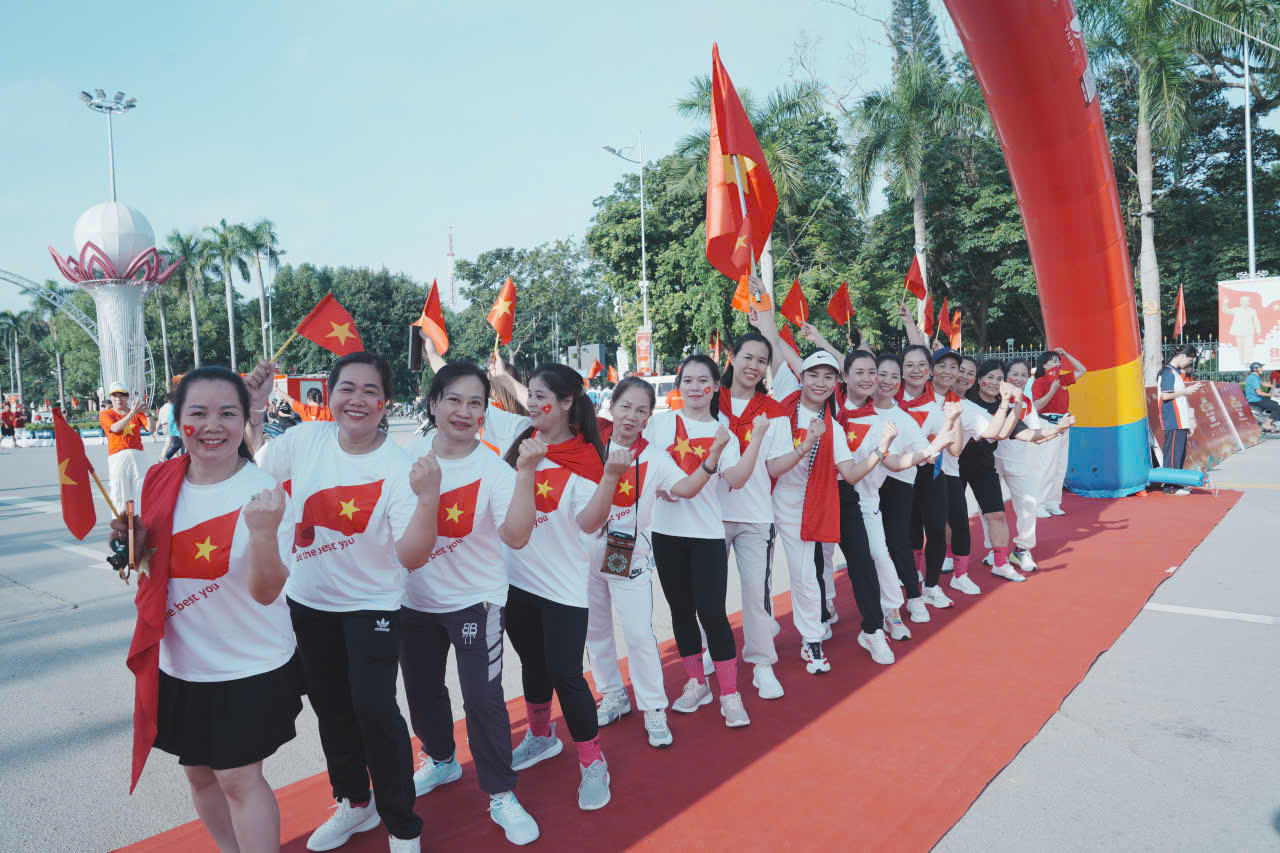 Tạo h&igrave;nh chụp ảnh lưu niệm trước khi đi bộ. Ảnh: LS