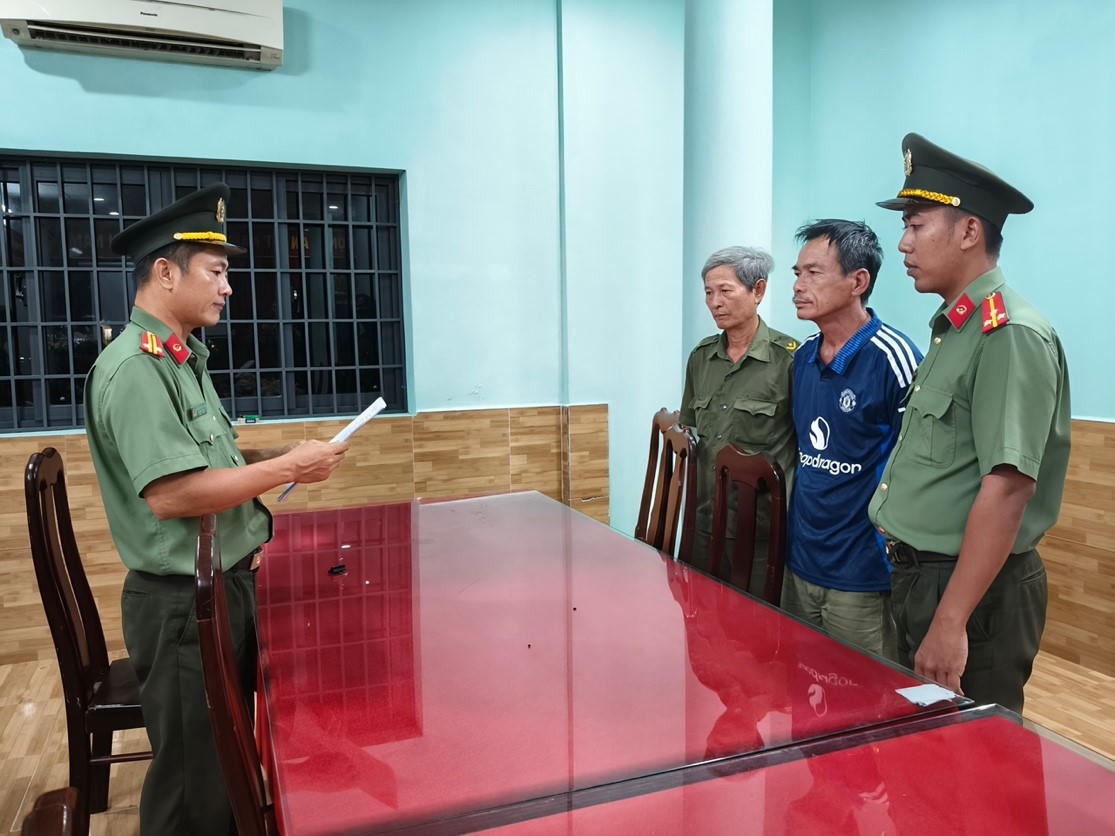 Điều tra vi&ecirc;n tống đạt Lệnh bắt đối với L&ecirc; Văn Phong. Ảnh: Ho&agrave;ng Đ&ocirc;