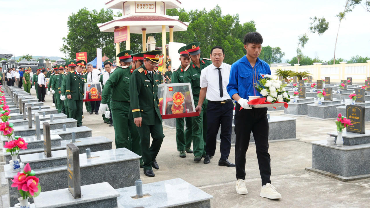 Truy điệu, an táng 5 hài cốt liệt sĩ tại xã Nghĩa Giang