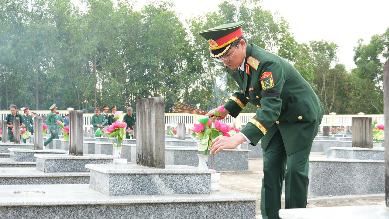 Thiếu tướng Lương Đ&igrave;nh Chung, Ch&iacute;nh ủy Qu&acirc;n khu 5 thắp hương c&aacute;c Anh h&ugrave;ng liệt sĩ  tại Nghĩa trang (ảnh V&acirc;n Anh)
