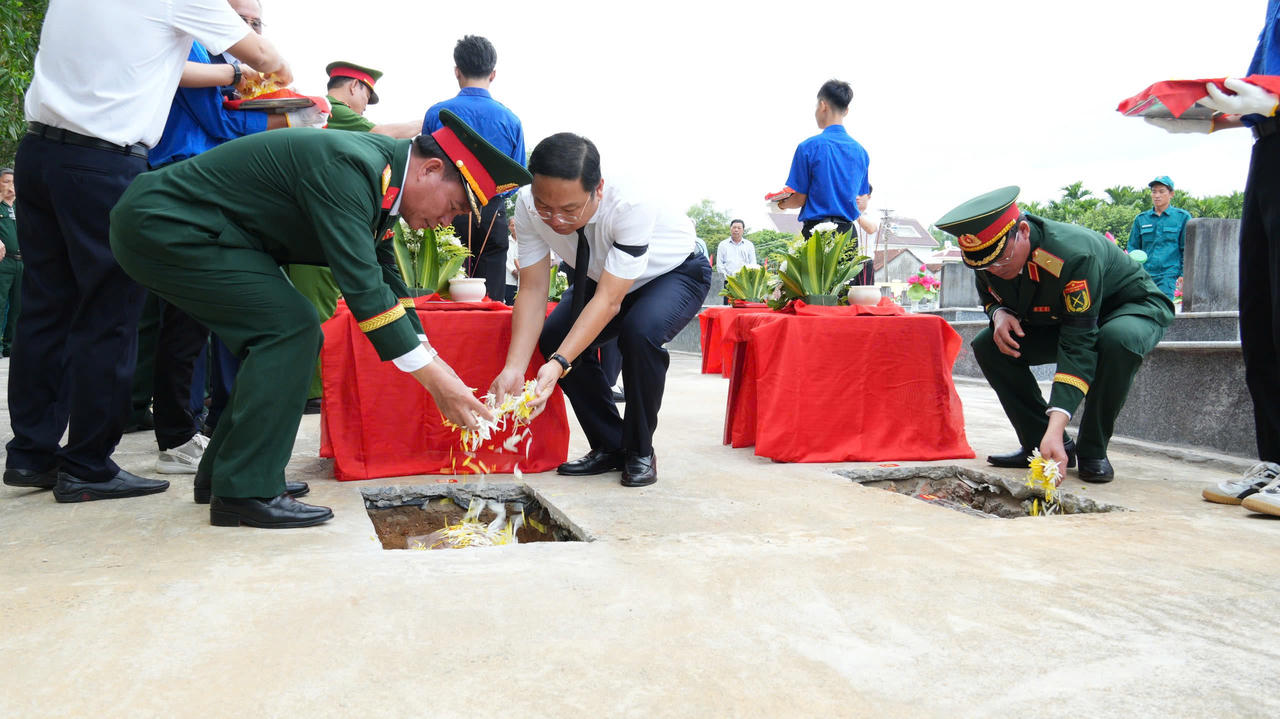 Truy điệu, an táng 5 hài cốt liệt sĩ tại xã Nghĩa Giang