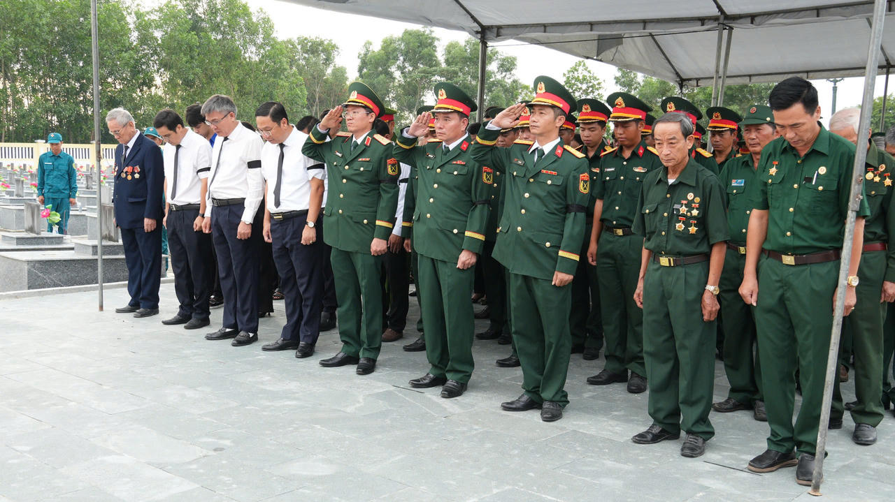 Tại Nghĩa trang Liệt sĩ th&ocirc;n An Hội Bắc 1, c&aacute;c đại biểu c&ugrave;ng c&aacute;n bộ, chiến sĩ v&agrave; nh&acirc;n d&acirc;n đ&atilde; d&acirc;ng hoa, d&acirc;ng hương, d&agrave;nh ph&uacute;t mặc niệm tưởng nhớ c&aacute;c Anh h&ugrave;ng liệt sĩ (ảnh V&acirc;n Anh)