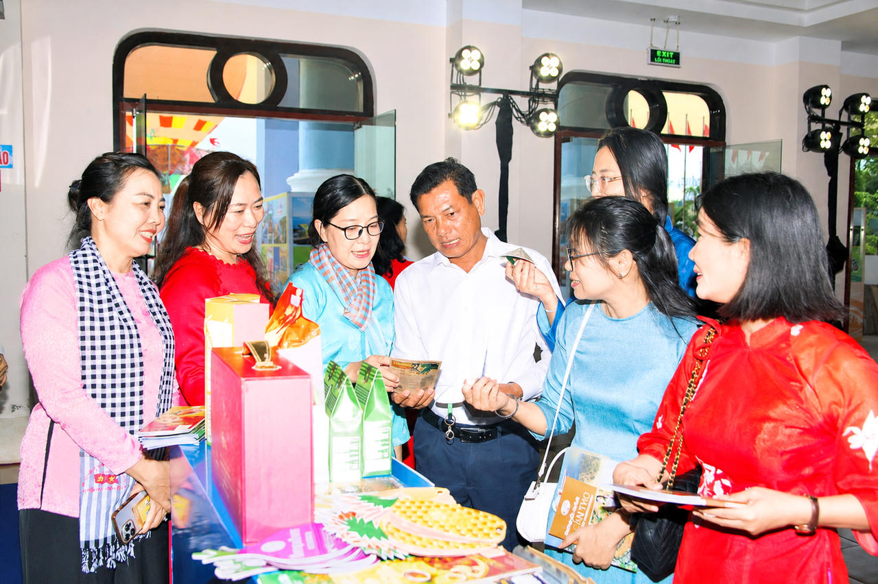 Đại biểu tham quan c&aacute;c sản phẩm OCOP tại Hội nghị tổng kết chương tr&igrave;nh li&ecirc;n kết, hợp t&aacute;c ph&aacute;t triển du lịch TP. Hồ Ch&iacute; Minh v&agrave; ĐBSCL (Ảnh: T.N).