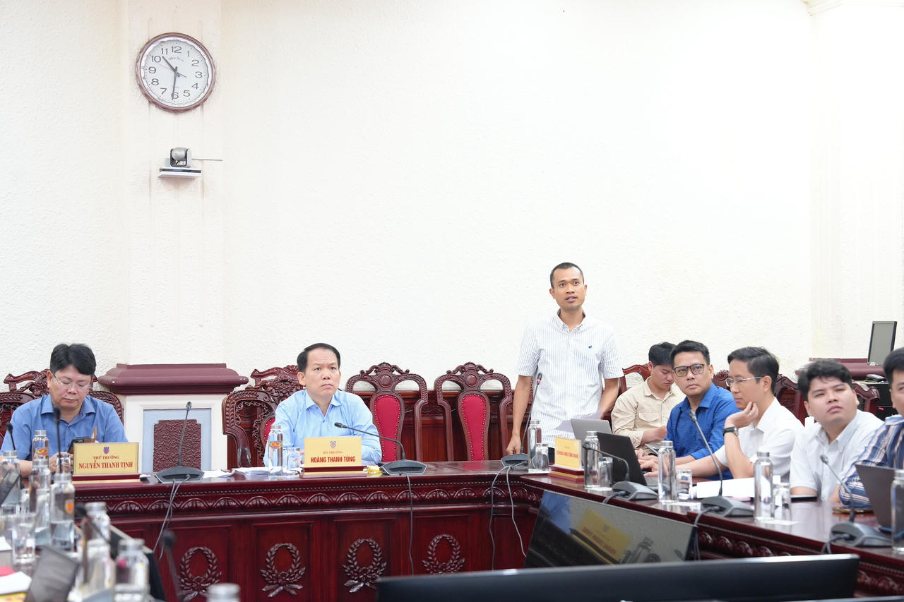 Bộ trưởng Bộ Tư ph&aacute;p Ho&agrave;ng Thanh T&ugrave;ng v&agrave; Thứ trưởng Bộ Tư ph&aacute;p Nguyễn Thanh Tịnh nghe b&aacute;o c&aacute;o triển khai ứng dụng c&ocirc;ng nghệ trong tổng r&agrave; so&aacute;t.