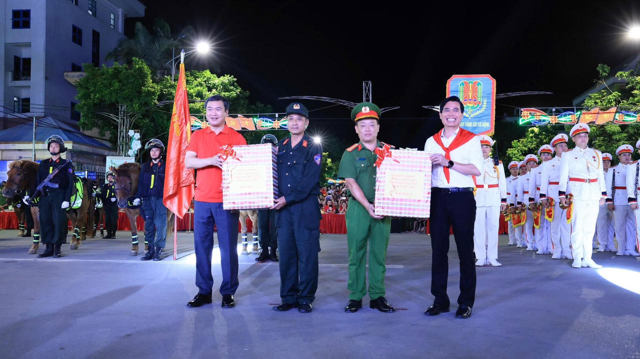 B&iacute; thư tỉnh ủy v&agrave; Chủ tịch UBND tỉnh Lạng Sơn tặng qu&agrave; cho hai đo&agrave;n biểu diễn. Ảnh: MH