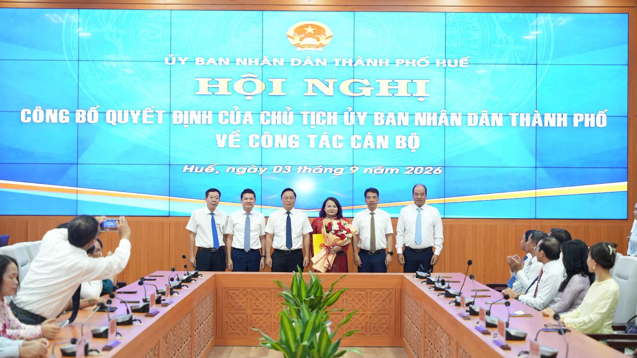 B&agrave; Trần Thị Ho&agrave;i Tr&acirc;m được bổ nhiệm chức vụ Gi&aacute;m đốc Sở Ngoại vụ. (Ảnh: UBND TP Huế)