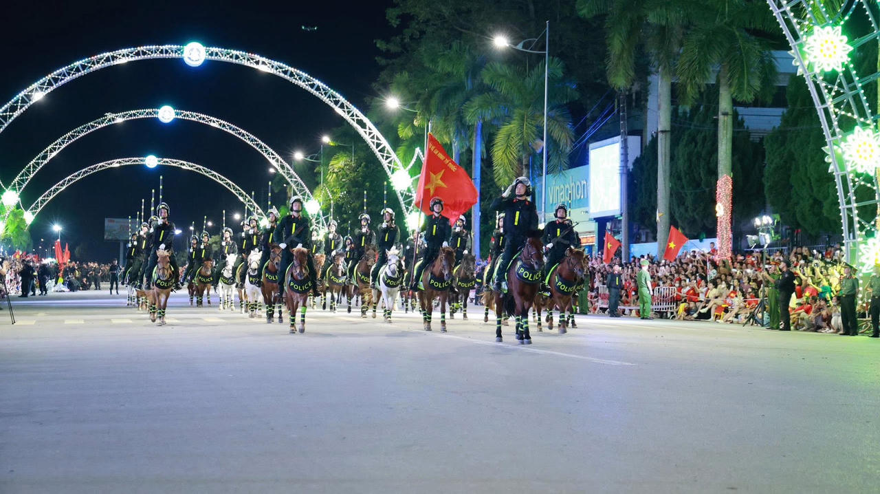 Tham gia chương tr&igrave;nh c&oacute; 80 c&aacute;n bộ, chiến sĩ Cảnh s&aacute;t cơ động Kỵ binh c&ugrave;ng 35 ngựa nghiệp vụ. Ảnh: MH