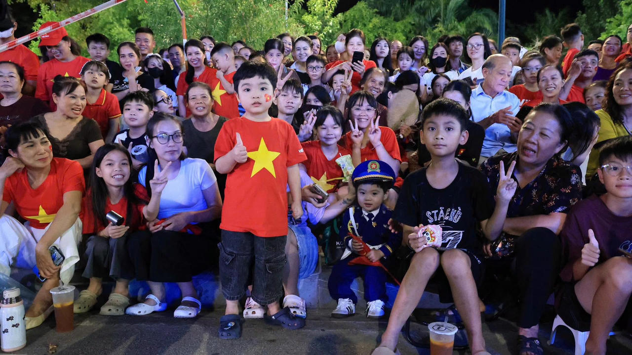 Nhiều người d&acirc;n Lạng Sơn đ&atilde; c&oacute; một đ&ecirc;m kh&ocirc;ng ngủ. Ảnh: MH