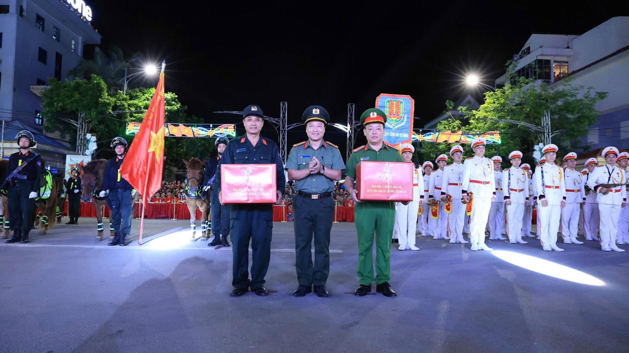 Gi&aacute;m đốc C&ocirc;ng an tỉnh Lạng Sơn, đại t&aacute; Vũ Thanh T&ugrave;ng tặng qu&agrave; hai đo&agrave;n biểu diễn. Ảnh: MH