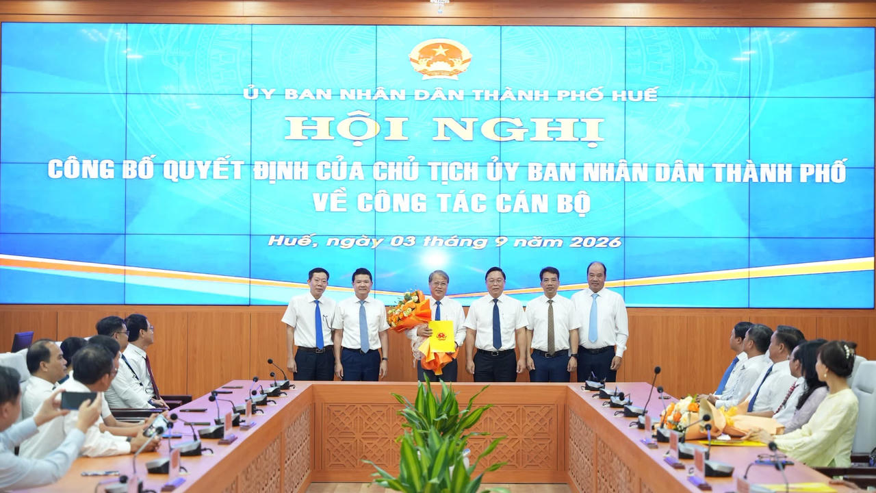 Trao quyết định tiếp nhận, bổ nhiệm &ocirc;ng Văn Anh Tuấn giữ chức vụ Ph&oacute; Ch&aacute;nh Văn ph&ograve;ng UBND th&agrave;nh phố Huế. (Ảnh: UBND TP Huế)
