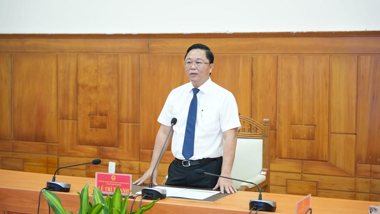 Chủ tịch UBND th&agrave;nh phố L&ecirc; Tr&iacute; Thanh ph&aacute;t biểu giao nhiệm vụ tại buổi lễ. (Ảnh: UBND TP Huế)