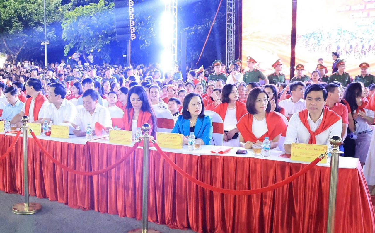 B&iacute; thư tỉnh ủy Lạng Sơn Ho&agrave;ng Quốc Kh&aacute;nh tham dự chương tr&igrave;nh c&ugrave;ng một số l&atilde;nh đạo tỉnh Lạng Sơn. Ảnh: MH