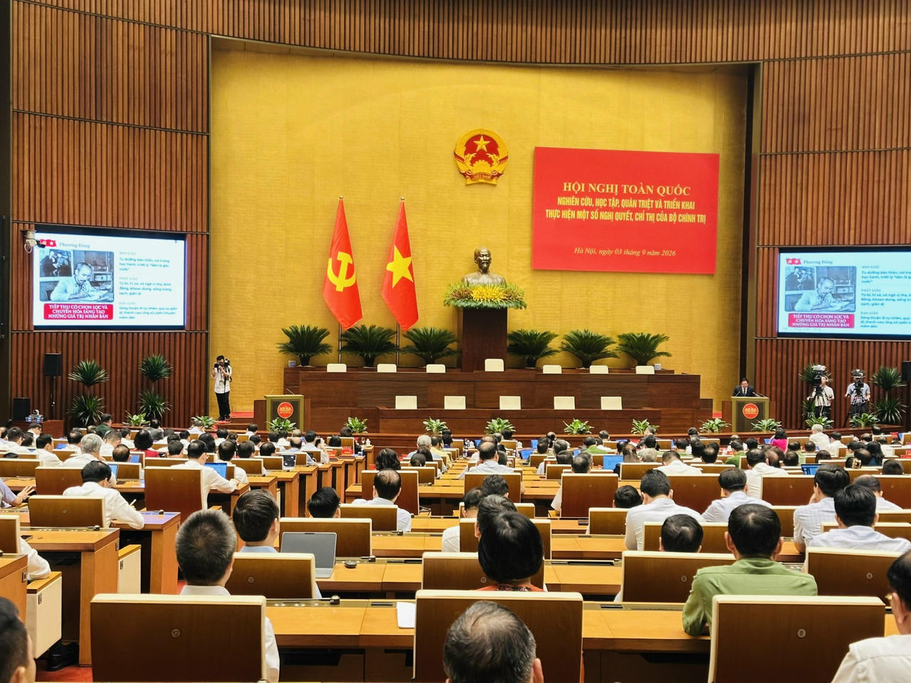 Ủy vi&ecirc;n Bộ Ch&iacute;nh trị, B&iacute; thư Trung ương Đảng, Trưởng Ban Tuy&ecirc;n gi&aacute;o Trung ương Trịnh Văn Quyết truyền đạt c&aacute;c Chuy&ecirc;n đề tại Hội nghị. (Ảnh: V&acirc;n Anh)
