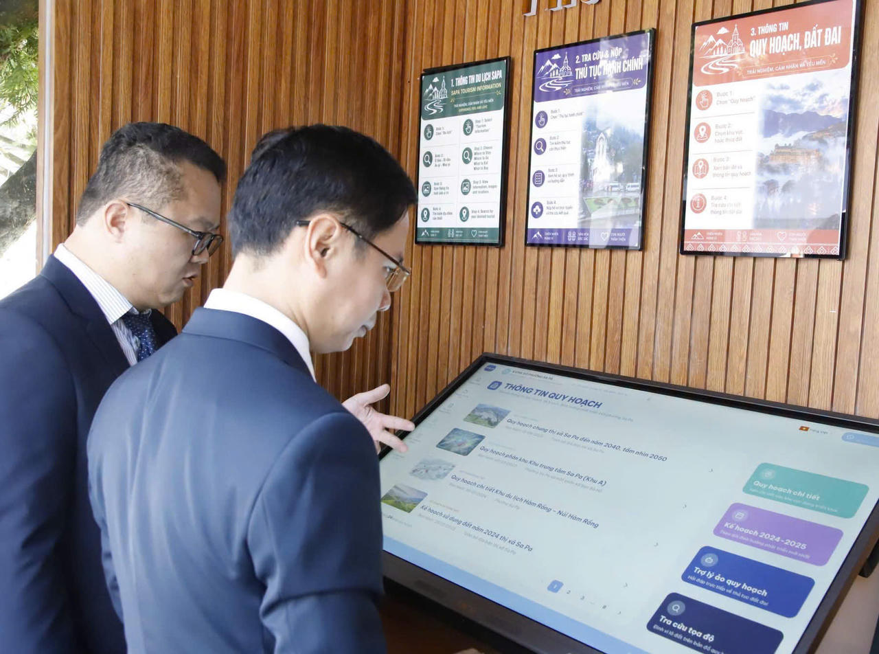 Lãnh đạo Phường Sa Pa tham quan, trải nghi&ecirc;̣m Kiosk số (Ảnh: Phường Sa Pa)