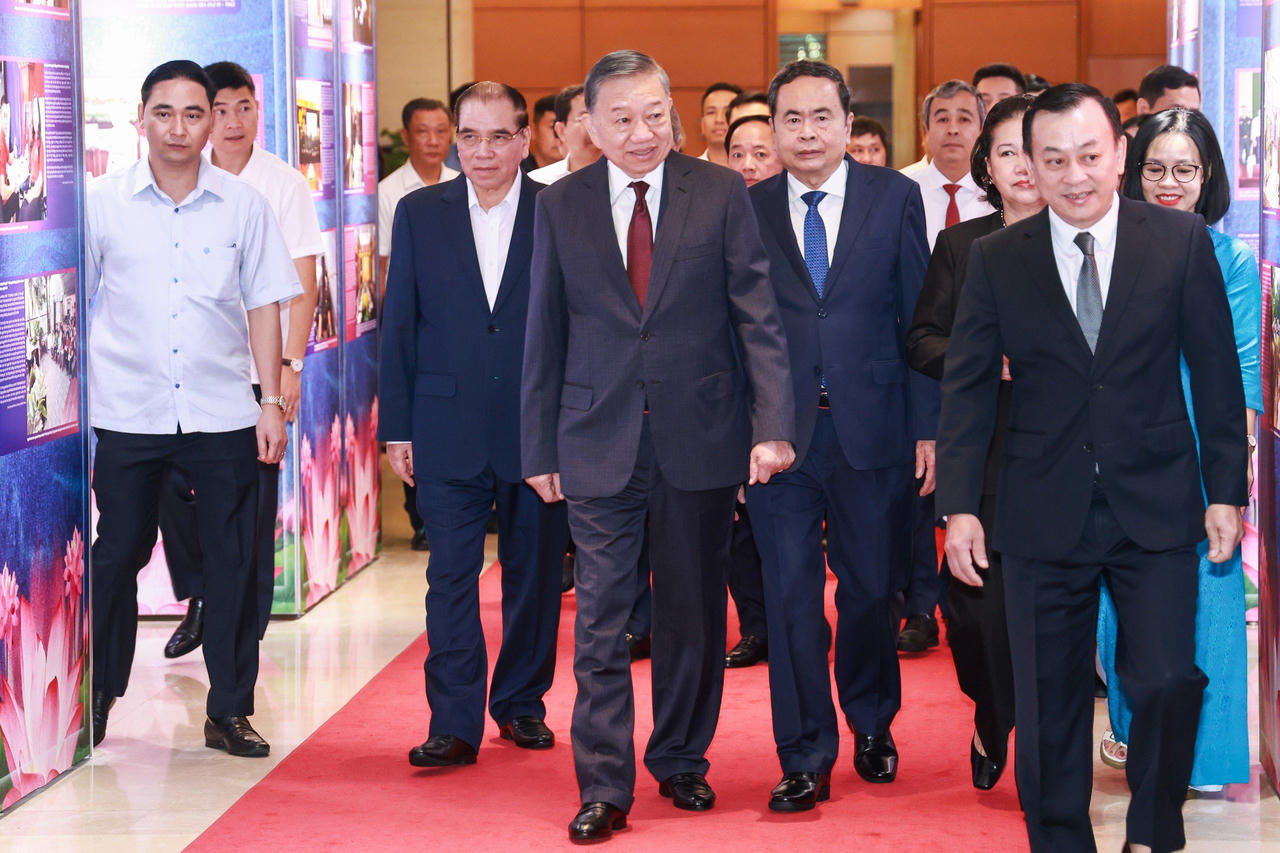 Tổng B&iacute; thư, Chủ tịch nước T&ocirc; L&acirc;m c&ugrave;ng c&aacute;c đồng ch&iacute; l&atilde;nh đạo, nguy&ecirc;n l&atilde;nh đạo Đảng, Nh&agrave; nước tham quan Triển l&atilde;m 'Những tấm gương b&igrave;nh dị m&agrave; cao qu&yacute;'. Ảnh: V&acirc;n Anh