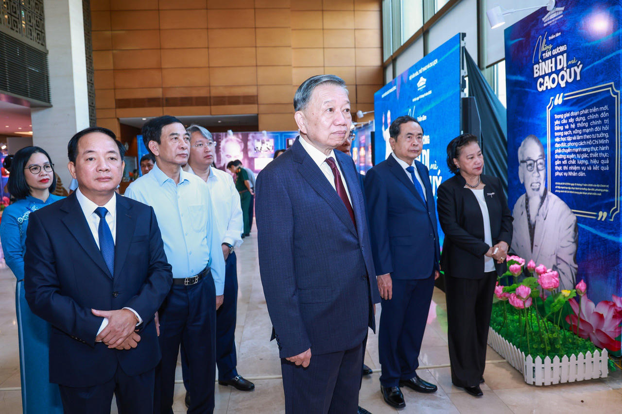 Tổng B&iacute; thư, Chủ tịch nước T&ocirc; L&acirc;m c&ugrave;ng c&aacute;c đồng ch&iacute; l&atilde;nh đạo, nguy&ecirc;n l&atilde;nh đạo Đảng, Nh&agrave; nước tham quan Triển l&atilde;m 'Những tấm gương b&igrave;nh dị m&agrave; cao qu&yacute;'. Ảnh: V&acirc;n Anh