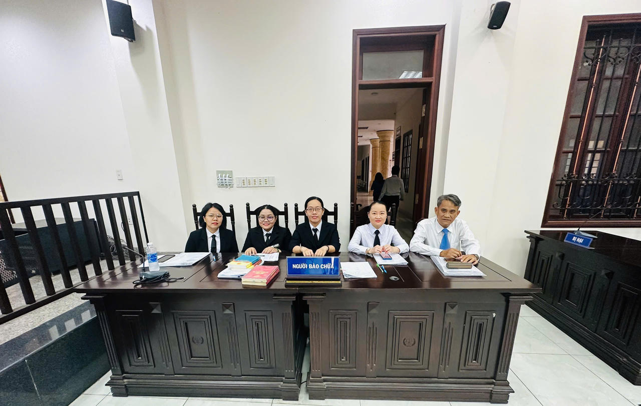 Trợ gi&uacute;p vi&ecirc;n ph&aacute;p l&yacute; Trung t&acirc;m TGPL th&agrave;nh phố Đồng Nai tham gia b&agrave;o chữa cho người được TGPL tại t&ograve;a &aacute;n. Ảnh Cục PBGDPL v&agrave; TGPL
