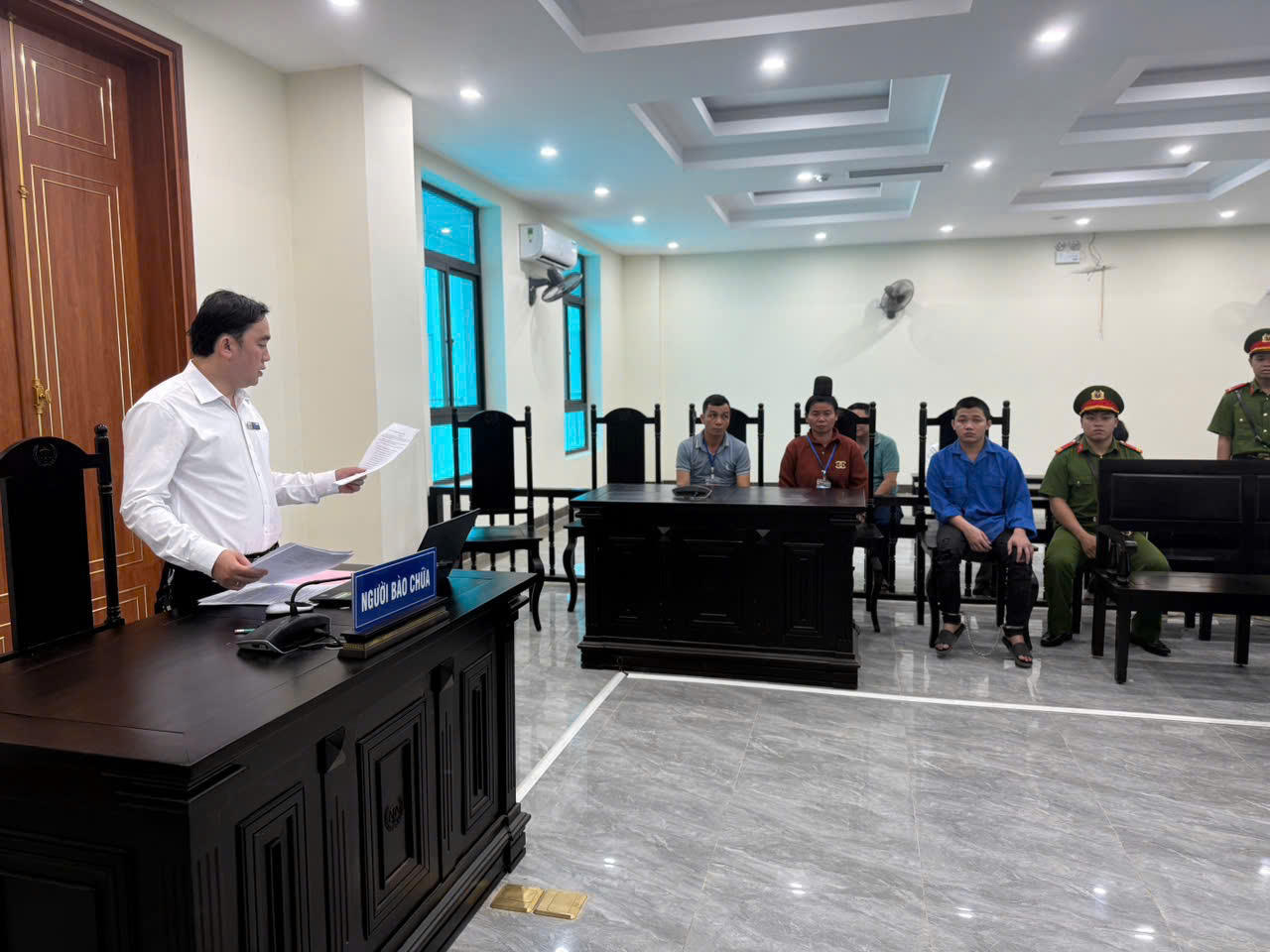 Trợ gi&uacute;p vi&ecirc;n ph&aacute;p l&yacute; Trung t&acirc;m TGPL tỉnh Sơn La tham gia b&agrave;o chữa tại t&ograve;a &aacute;n, ảnh: Cục PBGDPL v&agrave; TGPL