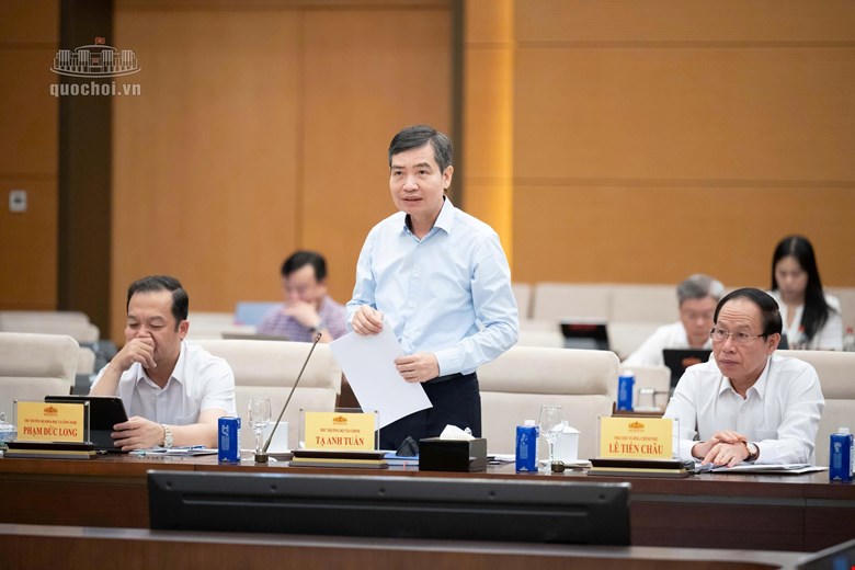 Thứ trưởng Bộ T&agrave;i ch&iacute;nh Tạ Anh Tuấn tr&igrave;nh b&agrave;y tờ tr&igrave;nh dự &aacute;n Luật. Ảnh: Quochoi.vn