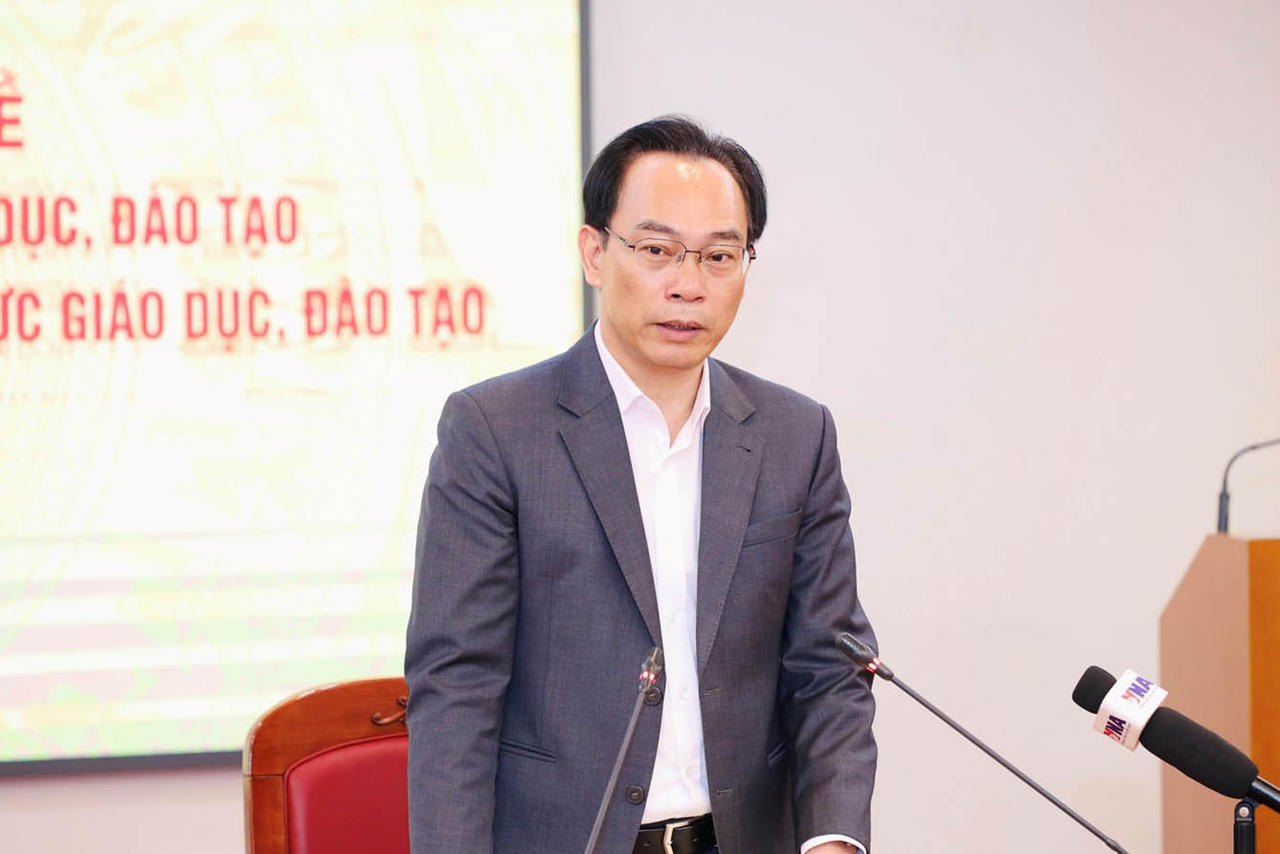 Bộ trưởng Bộ Gi&aacute;o dục v&agrave; Đ&agrave;o tạo Ho&agrave;ng Minh Sơn trao đổi tại Tọa đ&agrave;m.