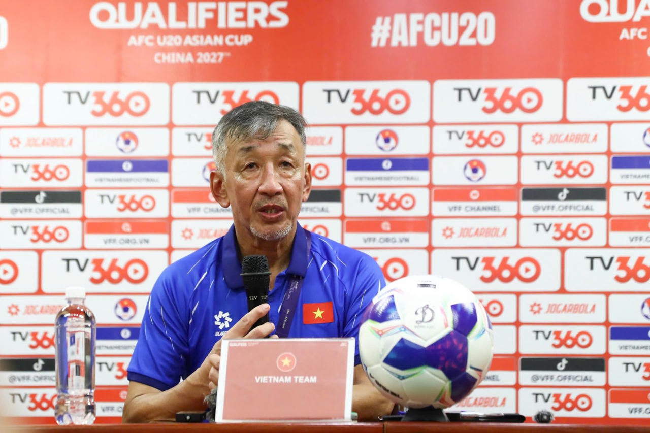 HLV Yutaka Ikeuchi thừa nhận cơ hội hiện tại 'kh&ocirc;ng qu&aacute; lớn', nhưng vẫn khẳng định đội b&oacute;ng sẽ chiến đấu đến những ph&uacute;t cuối c&ugrave;ng (Ảnh: VFF)